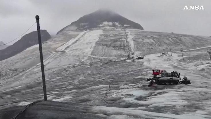 Niente sci estivo in Europa, chiude per il caldo anche lo Stelvio: le immagini in quota
