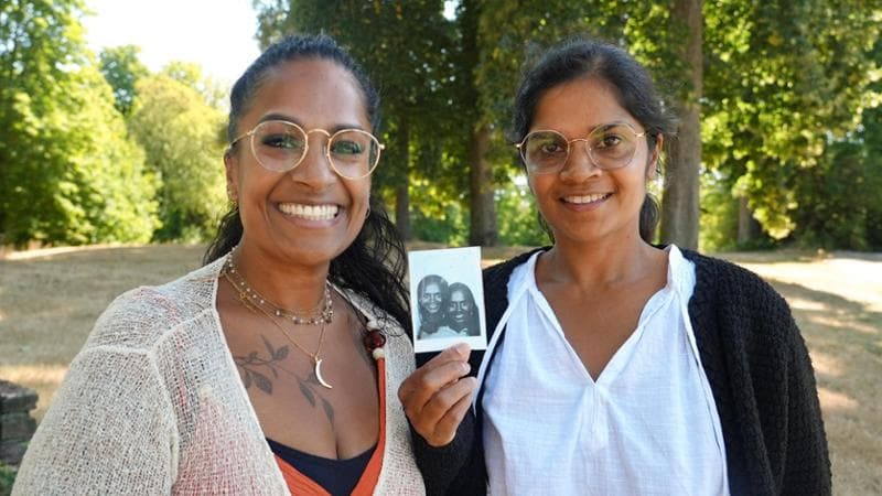 Nate in India, adottate in Olanda da famiglie diverse:  due amiche scoprono di essere sorelle 