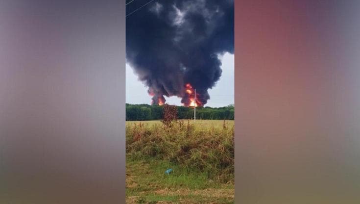 Usa, fulmine colpisce due serbatoi di gas in un impianto: vasto incendio in Oklahoma