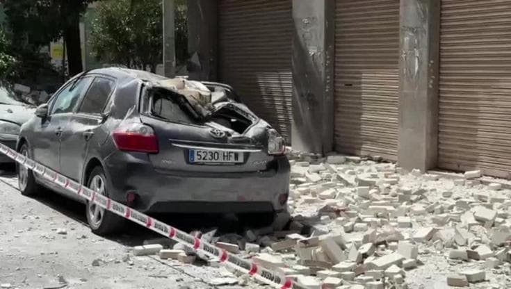 Terremoto a Granada, scossa di magnitudo 4.7: auto distrutte e macerie in strada