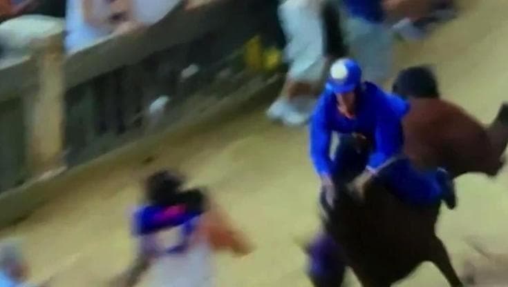 La terribile caduta di Tittia e del cavallo Anda e Bola dopo lo scontro con i contradaioli al Palio