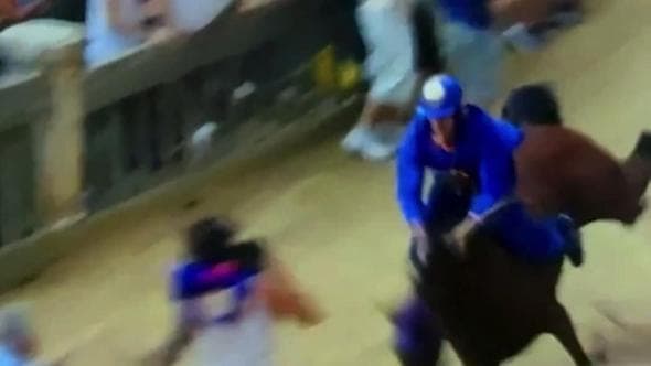 La terribile caduta di Tittia e del cavallo Anda e Bola dopo lo scontro con i contradaioli al Palio