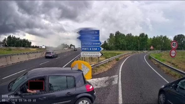 Contromano sullo svincolo della superstrada, un camionista evita la tragedia
