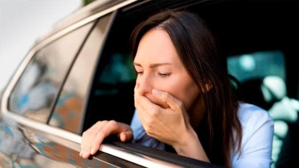 Il mal d’auto aumenta con le elettriche. E i costruttori corrono ai ripari. Ecco come