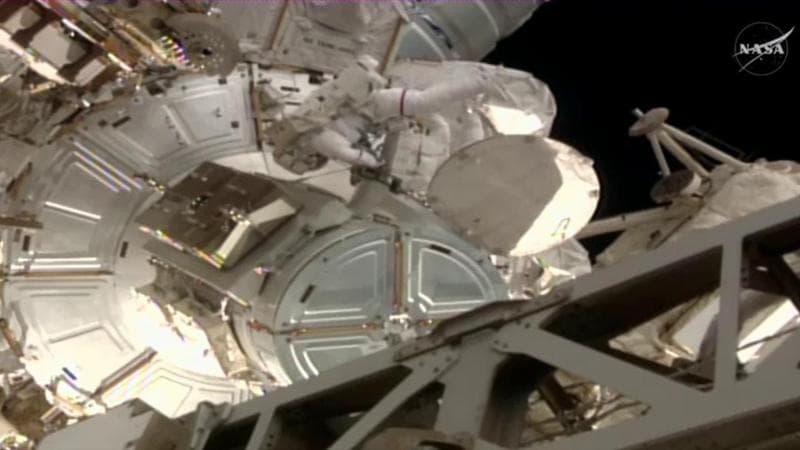Sophie Adeno è la prima astronauta francese a camminare nello Spazio: il momento ripreso dalla Nasa