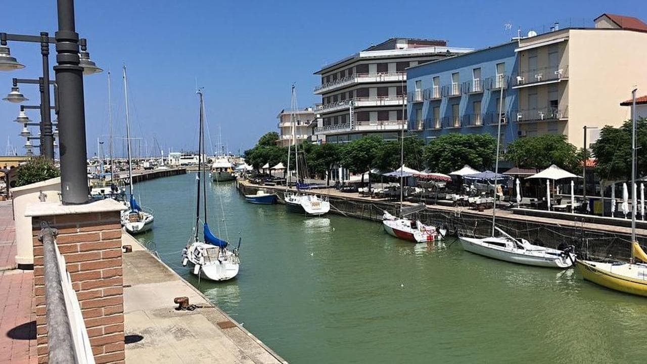 Si getta in auto con la moglie nel porto di Cattolica: entrambi salvati dai passanti. Poi lui fugge