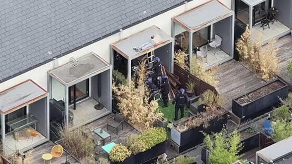 Ladro si addormenta sul tetto di una casa dopo due giorni di fuga: la polizia lo sorprende nel sonno