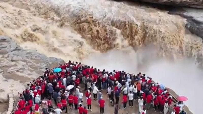 Il coro di 1000 persone alle cascate di Hukou intona la "Canzone del Fiume Giallo"