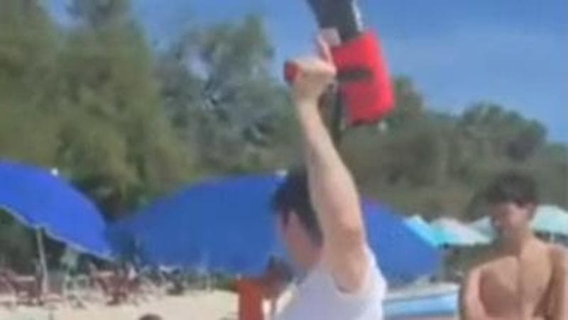 Il sindaco di Porto Cesareo appena eletto prende il megafono e va in spiaggia: "Non la maltrattate"