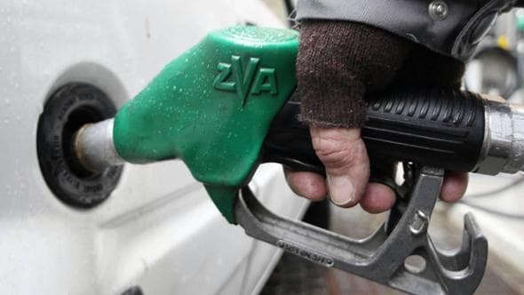 Rientro amaro per gli automobilisti: la benzina sopra i 2 euro anche sulla rete stradale
