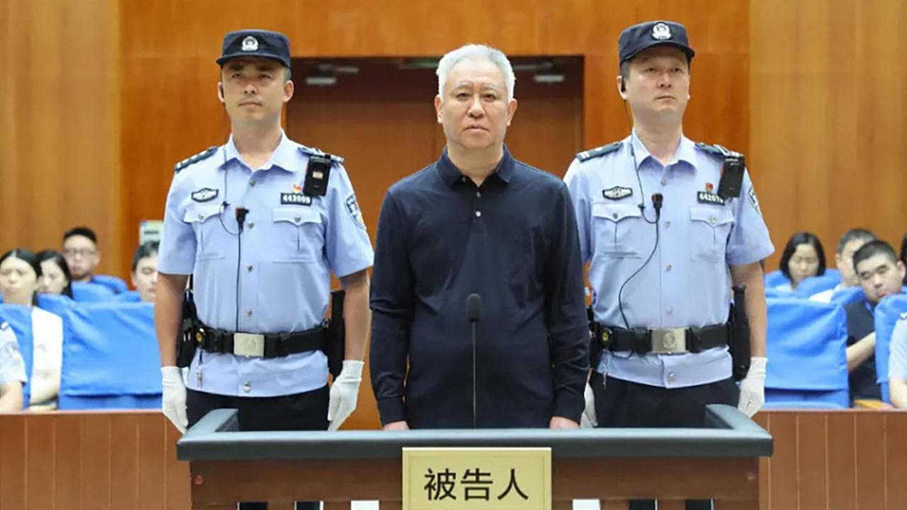 La caduta del “Cintura”: il fondatore di Evergrande all’ergastolo dopo il crack del colosso cinese