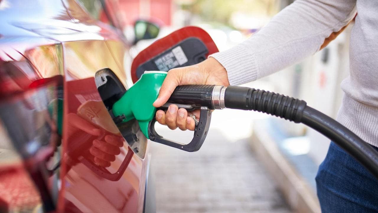 La benzina torna sopra i 2 euro anche sulla rete stradale: rientro amaro per gli automobilisti
